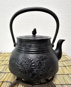 新品、未使用品、付属品付　敬典工房 正寿堂 山正造　１７型刷毛目　南部鉄瓶 Amazon.co.jp: 、付属品付 敬典工房 正寿堂 山正造 17型刷毛目
