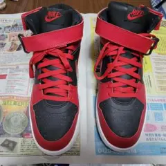 Nike 赤黒 ハイカットスニーカー