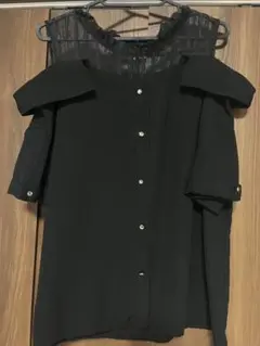 黒のオフショルダー半袖シャツ
