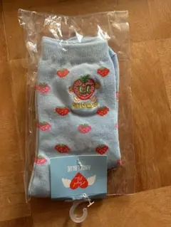 エンジェルブルー　イチゴ柄ソックス 水色