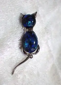 猫型 ブローチ 青色 オパール風