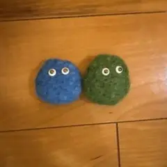 羊毛フェルト 青と緑のキャラクター