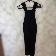 黒いフリル付きオーバーオール