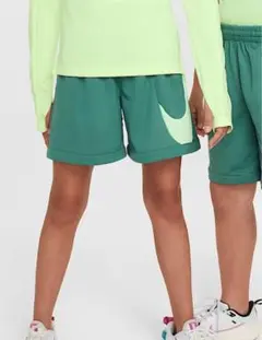 Nike 緑色 ショートパンツ　ハーフパンツ　140