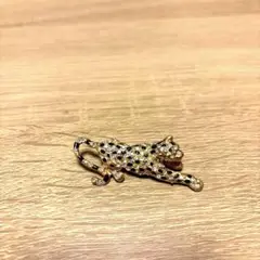 ヒョウの形状 ゴールドブローチ　アニマル　レオパード