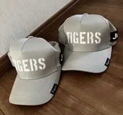 TIGERSロゴ入りグレーキャップ2個セット
