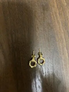 ゴールド ツイストデザイン スタッドピアス