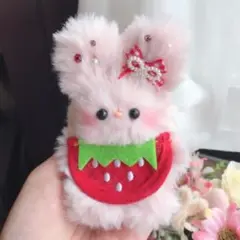 ハンドメイド⋆꙳ ふわふわ モールドール うさぎ いちご スタイキーホルダー