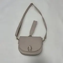 ベージュ フラップショルダーバッグ ゴールド金具