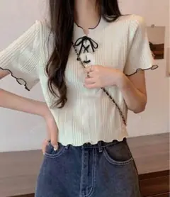 リボン付きクリーム色リブ編み半袖トップス