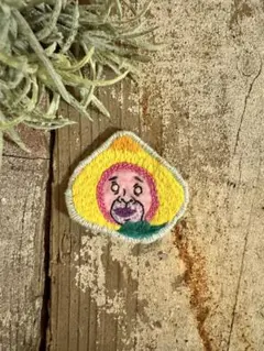 カラフル顔の刺繍ワッペン