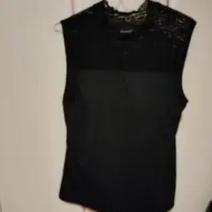 黒のレースタンクトップ