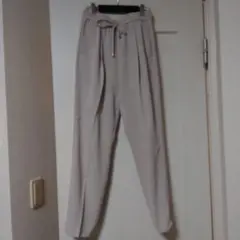 美品ナノ・ユニバーステーパードパンツ　ライトグレー