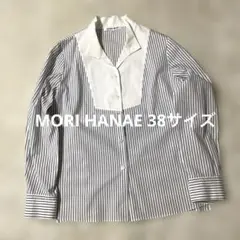 ハナエモリ　胸切り替えブラウス　スタンドカラー　ストライプ　蝶々刺繍ロゴ　日本製