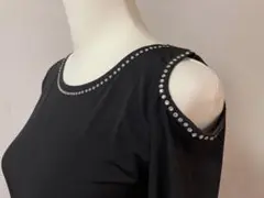 タグ付きICHIOKUストーン付きカットアウトデザイン黒トップス