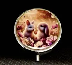ハンドメイドピルケース(うさぎさんのコスモス草原デート)