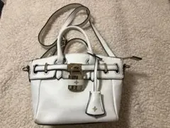 白のショルダーバッグ