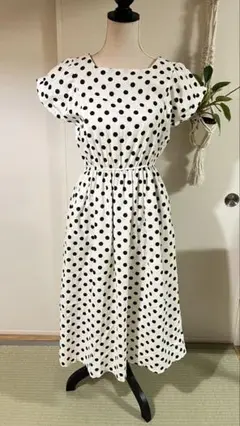 モノトーン水玉模様 半袖ロング丈ワンピース