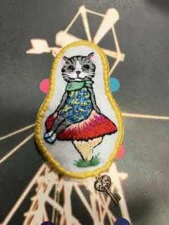 猫とキノコの刺繍ブローチ　気持ち落ち着いたら話聞きますよ