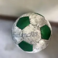 グリーンとホワイトのサッカーボール