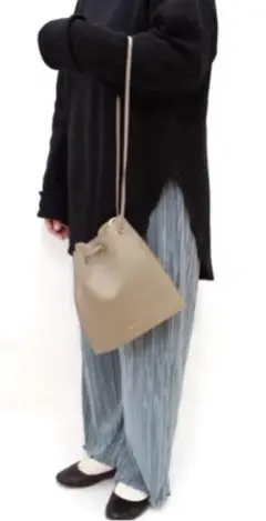 新品 FEEL AND TASTE レザー巾着バッグ フラット グレー ベージュ