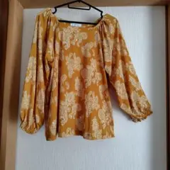 SUFFUSE ペイズリー柄マスタード色七分袖ブラウス　 M（ゆったり）