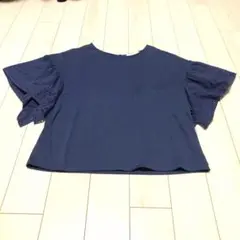 ショコラフィネローブのくすみブルーの綿混フリルレース袖カットソー