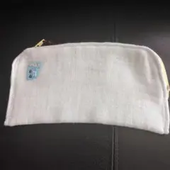 刺繍デザインのホワイトポーチ