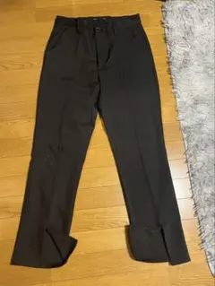 SUGGESTION センタースリット入りスラックス