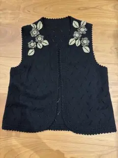 美品 黒の花刺繍ニットベスト