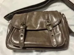 ショルダーバッグ　ブラウン