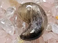 ガネーシュヒマール産　内包入り　勾玉