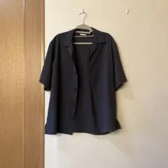 黒の半袖シャツ ボタン付き