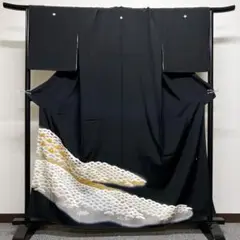 作家もの 松林が金駒刺繍を交え描かれた黒留袖 着物