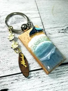 オーシャンアートとハイビスカスチャームのキーホルダー