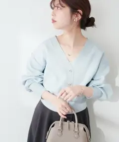 美品　ナチュラルクチュール　プチプラハトメバー釦カーデ