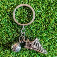 残り1　人気　サッカーメッシュ柄シューズとボールのキーホルダー