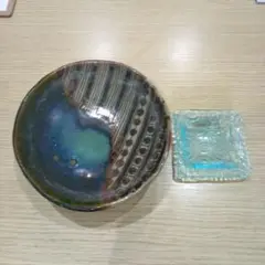 青と茶色の模様入り皿セット