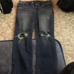穴あきジーンズ