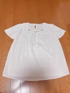 ビジュー付きブラウス