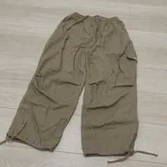 メンズ　ベージュのカーゴパンツ