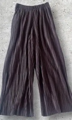 レディース　ボトムス　プリーツワイドパンツ　ゆったりサイズ　グレー