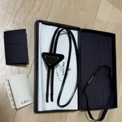 本物保証☆超美品！PRADA☆ 定番！サフィアーノレザー ボロタイ☆ 大人気☆PRADA☆サフィアーノレザーボロタイ (PRADA/ネクタイ