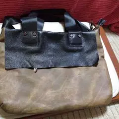 ブラウンとブラックのショルダーバッグ牛革製です。