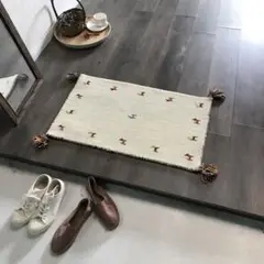 クリーム色の多色刺繍マット