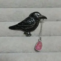 渡りガラス　ルビーピンブローチ