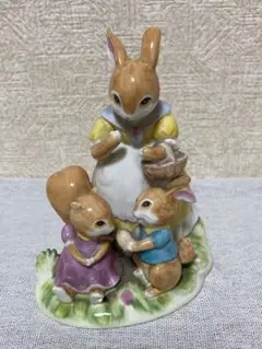 ナルミボーンチャイナ　うさぎ親子と子リスの陶器フィギュア