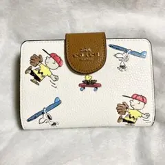 【新品】coach二つ折り財布チャーリーブラウンコラボ人気デザイン