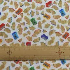 セール品　1m　マイケルミラー　鉛筆削り柄　白地　生地　はぎれ