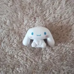 【シナモロール】おすわりフィギュア　ガチャガチャ